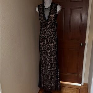 NWT Aqua Dresses Black and Cream Lace Maxi Sleeveless Deep V Dress Women’s Sz 0